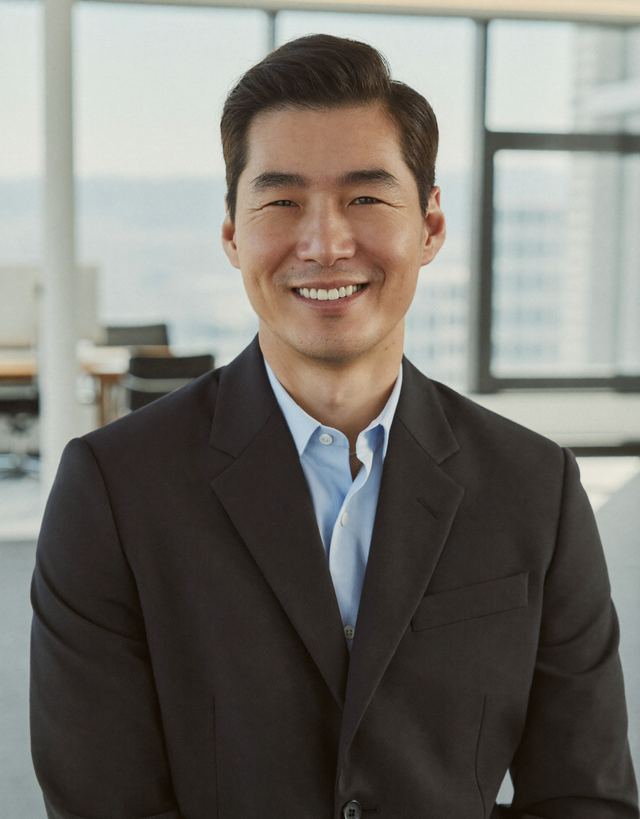 자신감 있는 한국인 광고 컨설턴트